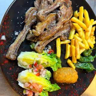 Plato Combinado De Costillas De Cordero