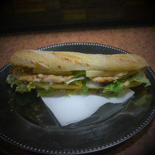 Bocadillo de pechuga de pollo, lechuga y queso