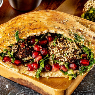 Pita turceasca cu falafel, hummus si salata maidanos