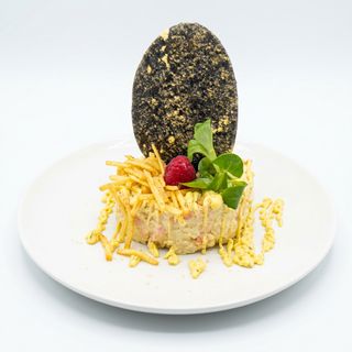 Ensaladilla de La Villa con huevo y gambón