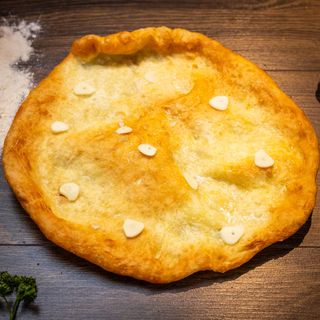 Langoš sa belim lukom