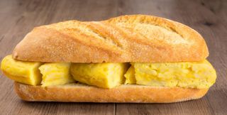 Bocadillo de tortilla patata con mechada y queso