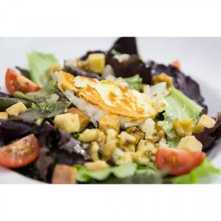ENSALADA DE QUESO DE CABRA GRILLÉ con vinagreta de nueces
