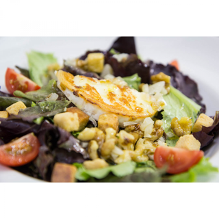 ENSALADA DE QUESO DE CABRA GRILLÉ con vinagreta de nueces