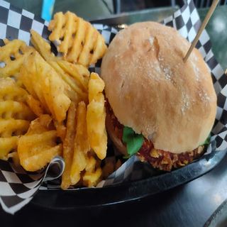 Hamburguesa De Vedella, Formatge Edam, Ruca, Tomàquet i ceba 