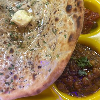 Amritsari naan with chole