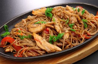 Yaki Soba cu carne de pui
