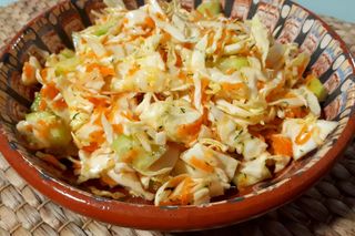 Салата с мариновано зеле, морков, краставица и тигрова скарида (180г)