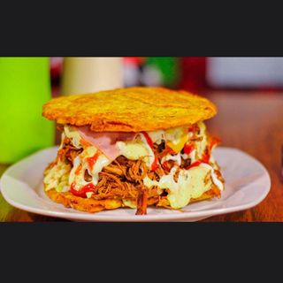 Patacón Marabino De Carne Mechada