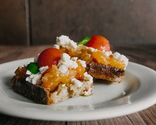 Bruschetta con Ricotta, creme di pomodoro e basilico