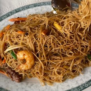 Fideos de arroz fritos con tres delicias