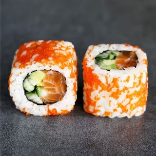 Каліфорнія з лососем в тобікі (205г/6шт.)