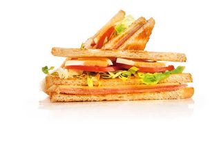 Sándwich York, queso Edam y vegetales