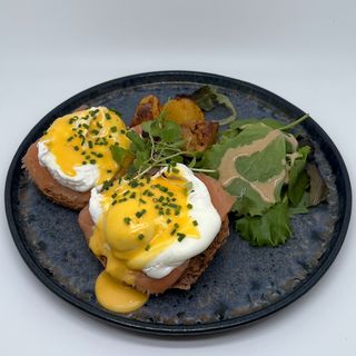 Benedict clásico con salmón