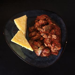 Ficatei de pui lionezi cu sos rosu si garnitura la legere