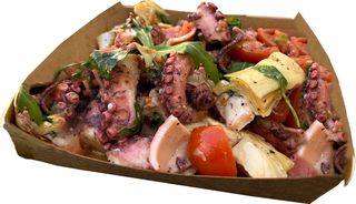 Vassoio con insalata di polpo