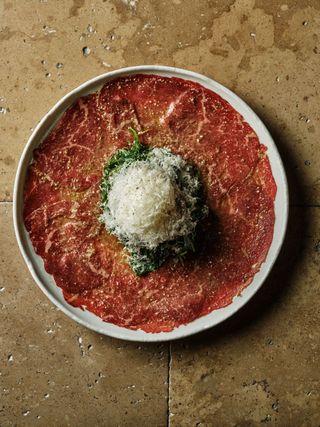 Carpaccio de ternera madurada al aderezo de pimientas