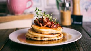 Pancakes z bekonem i syropem klonowym