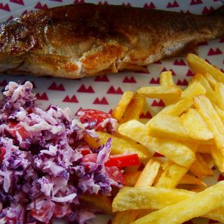 Pstrąg pieczony cały 1 szt ,frytki, surówka, zupa dnia gratis