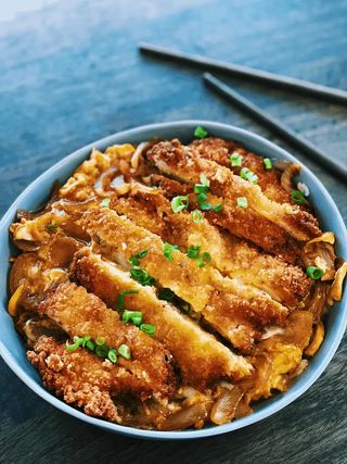 40.Chicken Katsudon Frango Frito