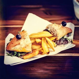 Prego do Lombo com Queijo das Marinhas