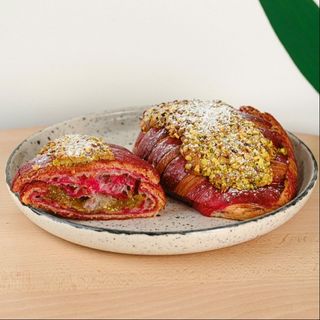 Круасан фісташка - малина