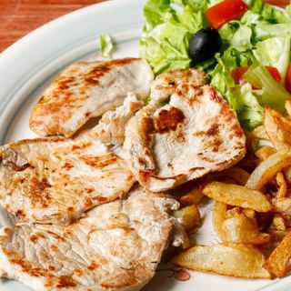 Lomo Con Patatas Y Ensalada