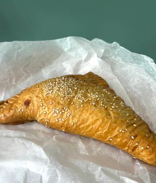 Слойка з шинкою (110г)