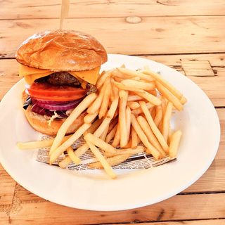 House Cheeseburger (200 G.)