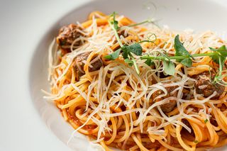 Спагетти с мраморными фрикадельками 