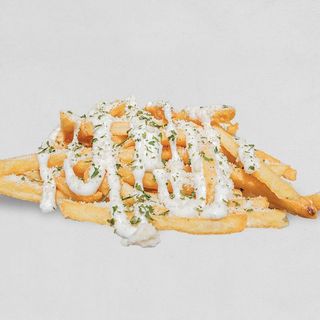 Patatas Bastón Queso Rallado y Hierbas con salsa Alioli 