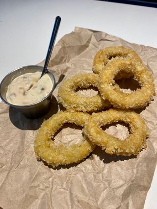 Хрусткі кільця кальмарів з соусом "тар-тар" (140/50гр)