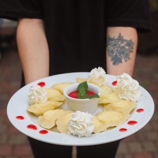 Pierogi Z Serem Na Słodko, Sos Truskawkowy, Bita Śmietana