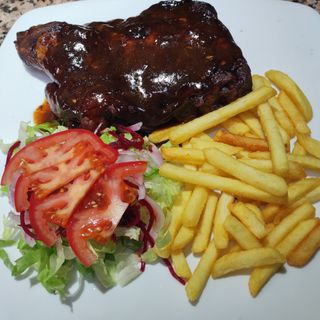 Costilla De Cerdo Con Ensalada Y Patatas