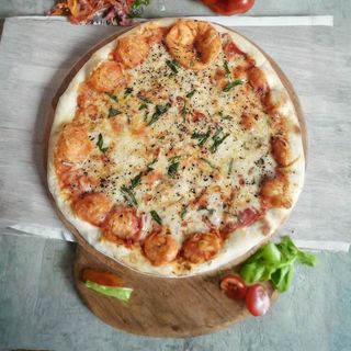 Quattro Formaggi pizza 42cm + 1L Coca Cola