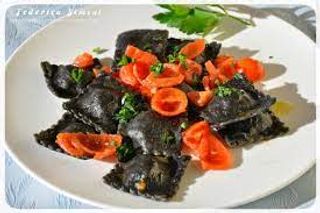 Ravioli neri di pesce con pomodorini