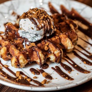 Gofre con sirope kinder bueno