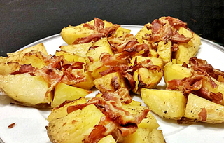 Patate cotte al forno e bacon tostato