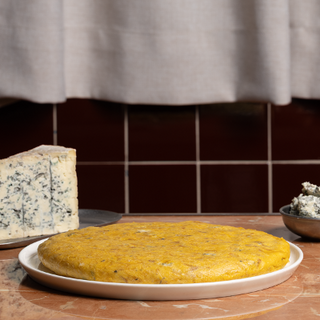 Tortilla de Queso y Cebolla Confitada mediana.
