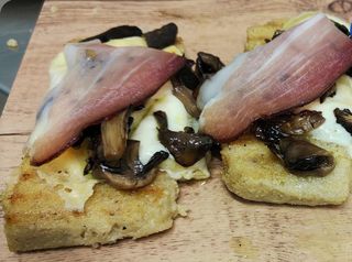 Polenta di capriolo, speck, formaggio e funghi