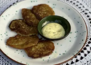 Кабачкові зеленці з часниковим соусом