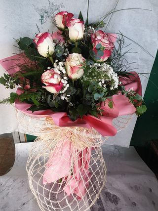 Buket sedam (7) rozih ruža