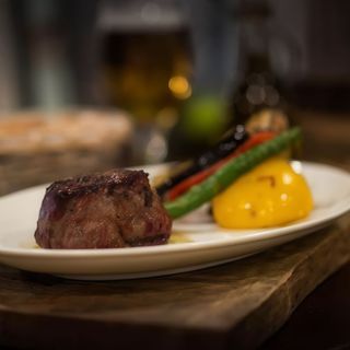 Solomillo De vaca premium con patatas y pimientos