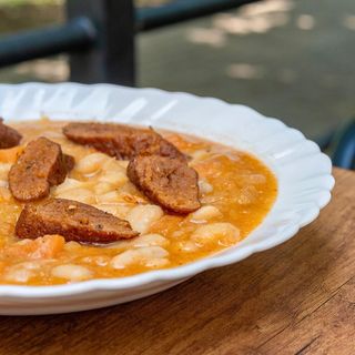 Pasulj sa šargarepom i posnom pšeničnom kobasicom