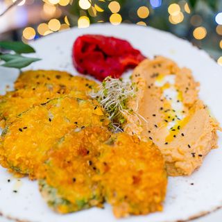 Humus cu ardei copți și cu dovlecel pané