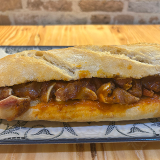Bocadillo de oreja a la plancha con salsa brava casera