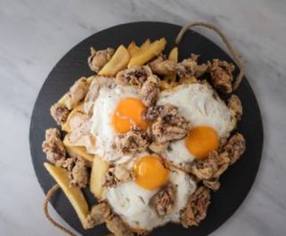 Huevos Rotos Con Pollo Con Pimiento Verde Ypatatas Fritas