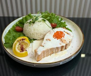 Семга в сливочном соусе с икрой