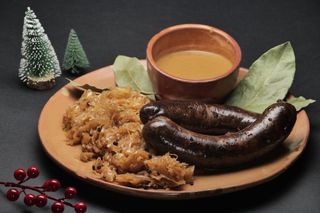 2 dimljene domaće krvavice s dinstanim kiselim kupusom