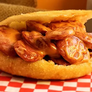 AREPA SALCHICHA EN SALSA ROSADA